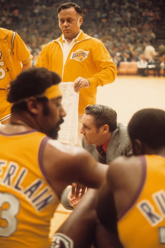 补时各吃一红！赵宇豪铲倒方昊+柏杨推倒对手，两人均两黄变一红.